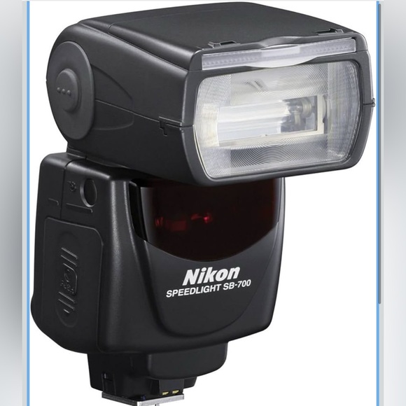 Nikon SB-700 Flash Unit - Black and Silver - Picture 1 of 3